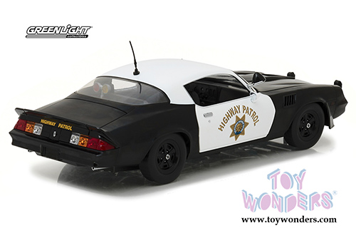Greenlight - Chevrolet Camaro Z/28 California Highway Patrol Hardtop (CHP) with Police Officer Figurine (1979, 1/18 scale die cast model car, Black/White) 13506