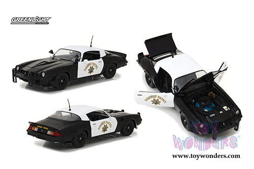 Greenlight - Chevrolet Camaro Z/28 California Highway Patrol Hardtop (CHP) with Police Officer Figurine (1979, 1/18 scale die cast model car, Black/White) 13506