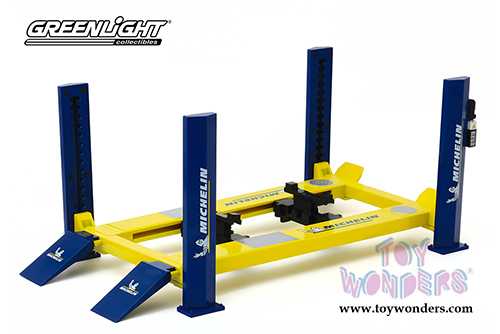 Greenlight - Adjustable Four-Post Lift - Michelin Tires (1/18 scale) 13554