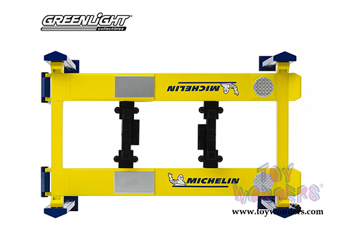 Greenlight - Adjustable Four-Post Lift - Michelin Tires (1/18 scale) 13554