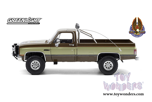 Greenlight - GMC&reg; K-2500 Sierra Grande Wideside Pickup Truck - Fall Guy Stuntman Association (1982, 1/18 scale diecast model car, Brown/Gold) 13560
