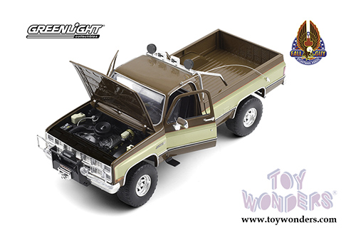 Greenlight - GMC&reg; K-2500 Sierra Grande Wideside Pickup Truck - Fall Guy Stuntman Association (1982, 1/18 scale diecast model car, Brown/Gold) 13560