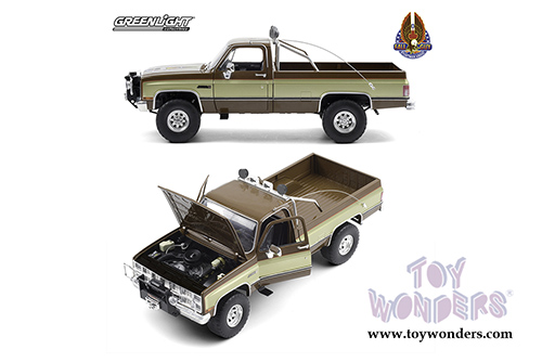 Greenlight - GMC&reg; K-2500 Sierra Grande Wideside Pickup Truck - Fall Guy Stuntman Association (1982, 1/18 scale diecast model car, Brown/Gold) 13560
