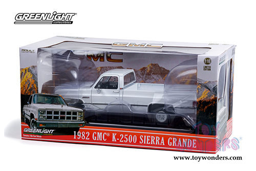 Greenlight - GMC&reg; K-2500 Sierra Grande Wideside Pickup Truck (1982, 1/18 scale diecast model car, White) 13562
