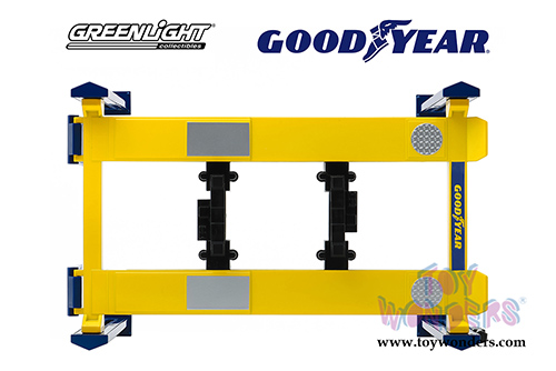 Greenlight - Adjustable Four-Post Lift - Goodyear Tires (1/18 scale) 13581