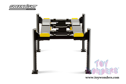 Greenlight - Adjustable Four-Post Lift (1/18 scale Dark Gray/Yellow) 13591