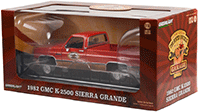 Greenlight - GMC® K-2500 Sierra Grande Wideside with Trailer Hitch - Busted Knuckle Garage (1982, 1/18 scale diecast model car, Red/Beige) 13612