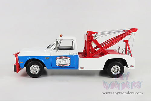 Greenlight - Chevrolet® C-30 Dually Wrecker Tow Truck - Hazzard County Garage (1969, 1/18 scale diecast model car, White/Blue/Red) 13622