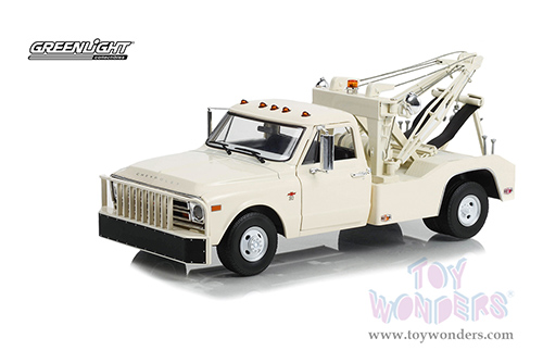 Greenlight - Chevrolet&reg; C-30 Dually Wrecker (1968, 1/18 scale diecast model car, White) 13623