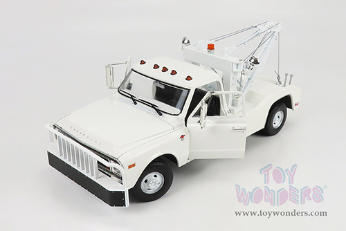 Greenlight - Chevrolet&reg; C-30 Dually Wrecker (1968, 1/18 scale diecast model car, White) 13623