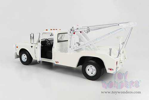 Greenlight - Chevrolet&reg; C-30 Dually Wrecker (1968, 1/18 scale diecast model car, White) 13623