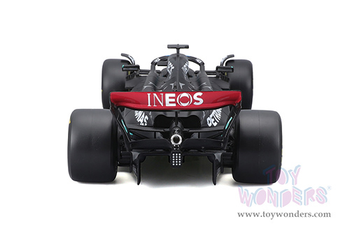 Bburago Formula Racing - Mercedes AMG Petronas F1 Team #63 George Russell with Driver Formula One F1 W14 E Performance (2023) (1/24 scale diecast model car, Black) 18-28028/63A