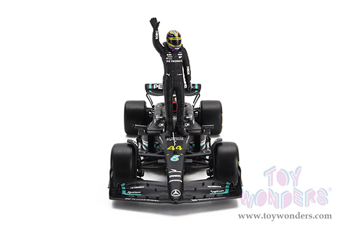 Bburago Formula Racing - Mercedes AMG Petronas F1 Team #44 Lewis Hamilton Formula One F1 W14 E Performance (2023) with Driver Figure (1/24 scale diecast model car, Black) 18-28037/44