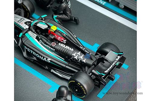 Bburago Formula Racing - Mercedes AMG Petronas F1 Team #63 George Russell F1 W15 Diorama Playset (1/43 scale diecast model car, Black/Silver/Green) 18-38452/63