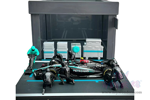 Bburago Formula Racing - Mercedes AMG Petronas F1 Team #63 George Russell F1 W15 Diorama Playset (1/43 scale diecast model car, Black/Silver/Green) 18-38452/63