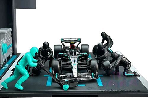 Bburago Formula Racing - Mercedes AMG Petronas F1 Team #63 George Russell F1 W15 Diorama Playset (1/43 scale diecast model car, Black/Silver/Green) 18-38452/63