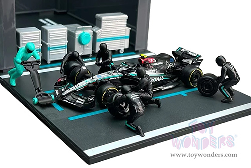 Bburago Formula Racing - Mercedes AMG Petronas F1 Team #63 George Russell F1 W15 Diorama Playset (1/43 scale diecast model car, Black/Silver/Green) 18-38452/63