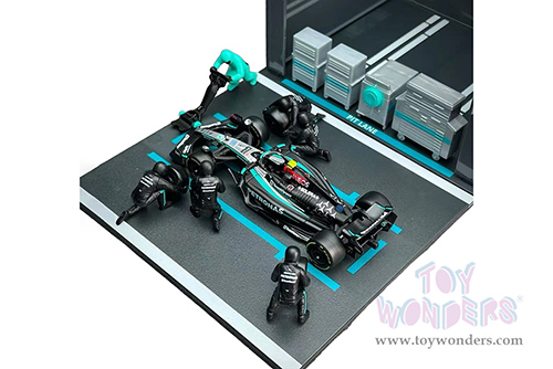 Bburago Formula Racing - Mercedes AMG Petronas F1 Team #63 George Russell F1 W15 Diorama Playset (1/43 scale diecast model car, Black/Silver/Green) 18-38452/63