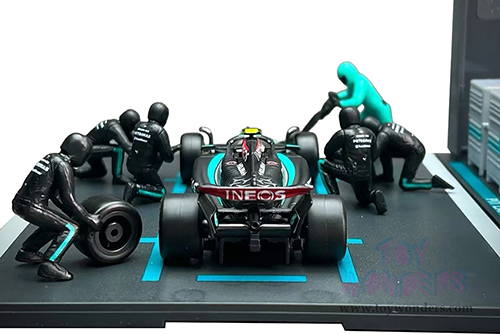 Bburago Formula Racing - Mercedes AMG Petronas F1 Team #63 George Russell F1 W15 Diorama Playset (1/43 scale diecast model car, Black/Silver/Green) 18-38452/63