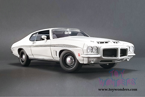 Acme - Pontiac&reg; LeMans GTO Hardtop (1972, 1/18 scale diecast model car, Cameo White) 1801211