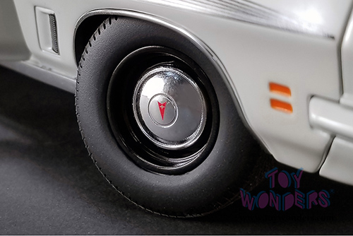 Acme - Pontiac&reg; LeMans GTO Hardtop (1972, 1/18 scale diecast model car, Cameo White) 1801211