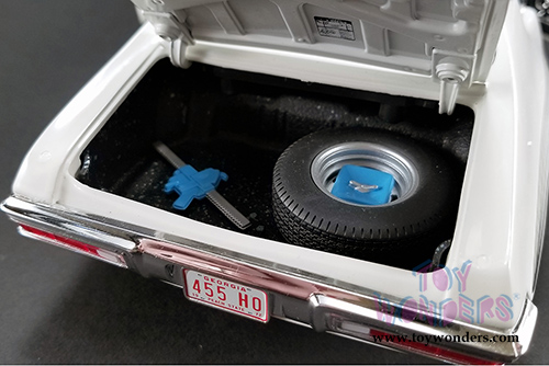 Acme - Pontiac&reg; LeMans GTO Hardtop (1972, 1/18 scale diecast model car, Cameo White) 1801211