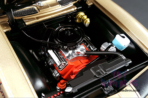 Acme - Chevy Camaro Z28 Hardtop (1967, 1/18 scale diecast model car, Gold w/Black) 1805703