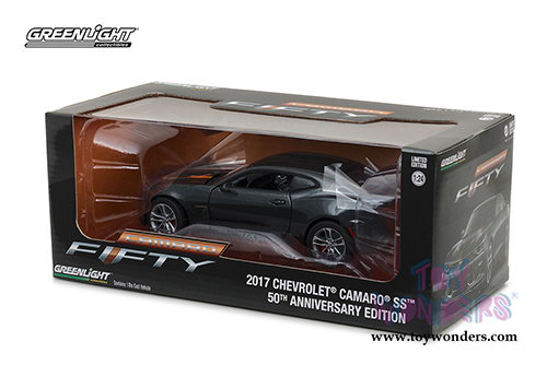 Greenlight - Chevrolet&reg; Camaro&reg; SS&trade; 50th Anniversary Edition Hard Top (2017, 1/24 scale diecast model car, Black) 18234