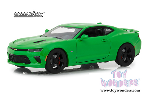 Greenlight - Chevrolet&reg; Camaro&reg; SS&trade; Hard Top (2017, 1/24 scale diecast model car, Krypton Green) 18244