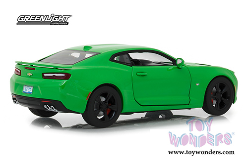 Greenlight - Chevrolet&reg; Camaro&reg; SS&trade; Hard Top (2017, 1/24 scale diecast model car, Krypton Green) 18244