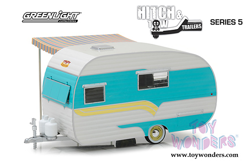 Greenlight - Hitch & Tow Trailers Series 5 | Catolac Deville Travel Trailer (1958, 1/24 scale diecast model car, White/Blue) 18450A/12