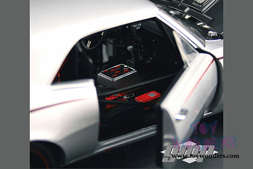 GMP - Chevy Camaro Hard Top (1967, 1/18 scale diecast model car, Sliver) 18806SV