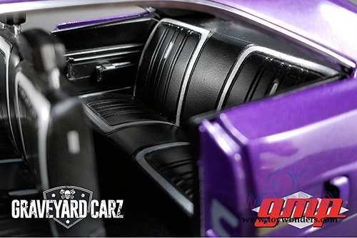 GMP - Graveyard Carz Plymouth Road Runner Hard Top (1970, 1/18 scale diecast model car, Purple) 18897