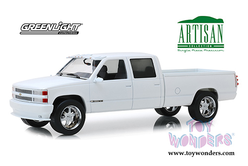 Greenlight - Artisan Chevrolet&reg; Silverado 3500 Crew Cab Pickup Truck (1997, 1/18 scale die cast model car, Olympic White) 19072