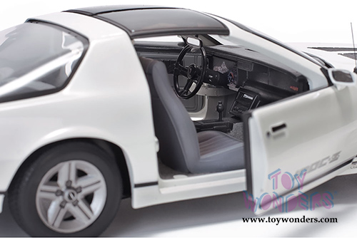 Sun Star USA - Chevy Camaro IROC-Z T-Top (1985, 1/18 scale diecast model car, White) 1940W