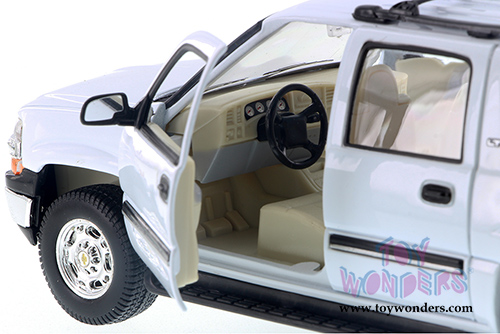 Welly - Chevrolet&reg; Suburban&trade; (2001, 1/24 scale diecast model car, White) 22090WWT