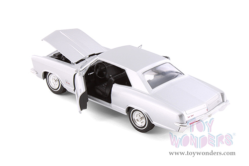 Showcasts® Collectibles - Buick® Riviera™ Grand Sport Hardtop (1965, 1/24 scale diecast model car, Asstd.) 24072/4D MAP: $19.99
