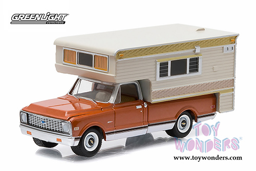 Greenlight - Chevrolet&reg; C10 Cheyenne pick up with large Camper (1971, 1/64 scale diecast model car, Copper) 29838