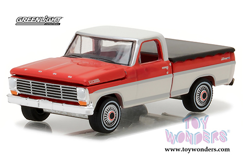 Greenlight - Ford F-100 Pickup Truck with Bed Cover (1967, 1/64 scale diecast model car, Red w/Cream) 29862