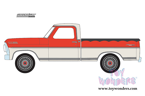 Greenlight - Ford F-100 Pickup Truck with Bed Cover (1967, 1/64 scale diecast model car, Red w/Cream) 29862