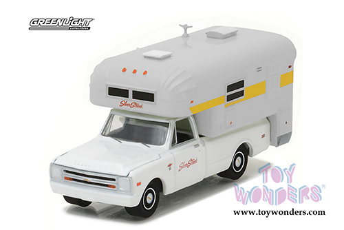 Greenlight - Chevrolet&reg; C10 & Silver Streak Camper (1968, 1/64 scale diecast model car, White) 29865