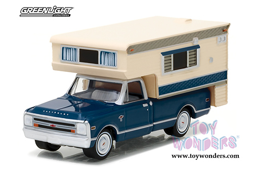 Greenlight - Chevrolet C10 Cheyenne with Large Camper (1968, 1/64 scale diecast model car, Blue/Cream) 29878/48