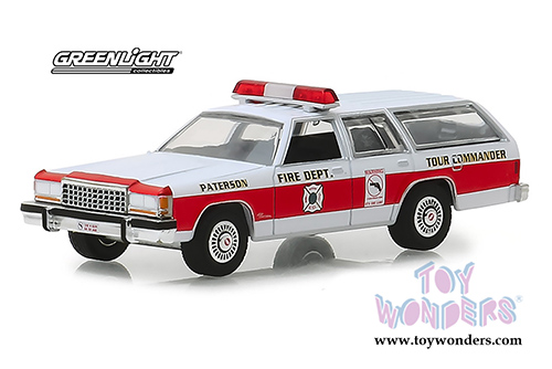 Greenlight - Ford LTD Crown Victoria Wagon - Paterson, New Jersey Fire Department (1985, 1/64 scale diecast model car, White/Red) 30024/48