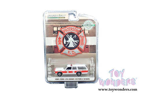 Greenlight - Ford LTD Crown Victoria Wagon - Paterson, New Jersey Fire Department (1985, 1/64 scale diecast model car, White/Red) 30024/48