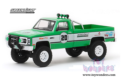 Greenlight - GMC K-2500 - #20 Greenlight Stuntman Association - 2020 Greenlight Trade Show Exclusive (1981, 1/64 scale diecast model car, Green/White) 30102/48