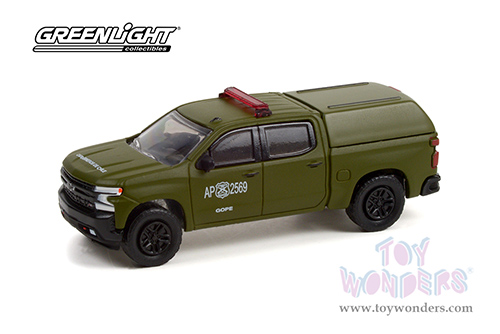 Greenlight - Chevrolet&reg; Silverado LT Trail Boss Z71 Police with Camper Shell - Carabineros de Chile Grupo de Operaciones Policiales Especiales (GOPE) (2021, 1/64 scale diecast model car, Green) 30318/48