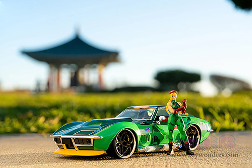 Jada Toys - Hollywood Rides | Chevrolet® Corvette™ with Cammy Diecast Figure "Street Fighter" (1969, 1/24, diecast model car, Green/Yellow stripe) 30837