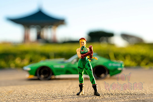 Jada Toys - Hollywood Rides | Chevrolet® Corvette™ with Cammy Diecast Figure "Street Fighter" (1969, 1/24, diecast model car, Green/Yellow stripe) 30837