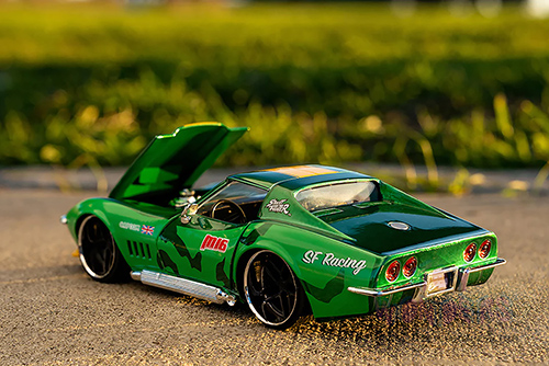 Jada Toys - Hollywood Rides | Chevrolet® Corvette™ with Cammy Diecast Figure "Street Fighter" (1969, 1/24, diecast model car, Green/Yellow stripe) 30837