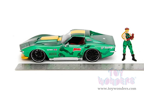 Jada Toys - Hollywood Rides | Chevrolet® Corvette™ with Cammy Diecast Figure "Street Fighter" (1969, 1/24, diecast model car, Green/Yellow stripe) 30837